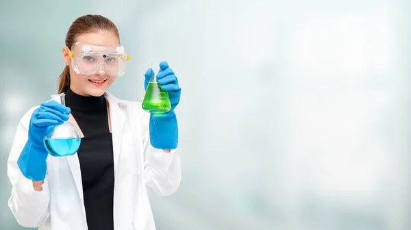 Forskare eller kemist innehar provrör i laboratorium — Stockfoto