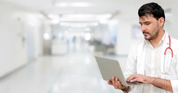 Médico usando computador portátil no hospital. — Fotografia de Stock