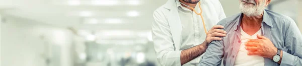 Médico revisando la salud del paciente en el hospital . — Foto de Stock