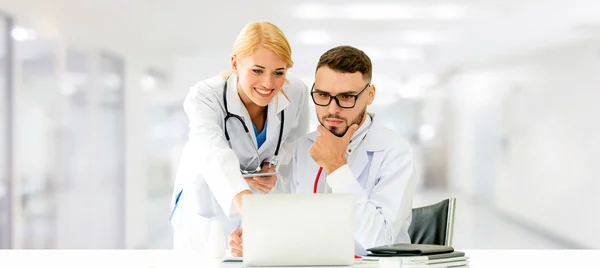 Médicos que trabajan con computadora portátil en el hospital . —  Fotos de Stock