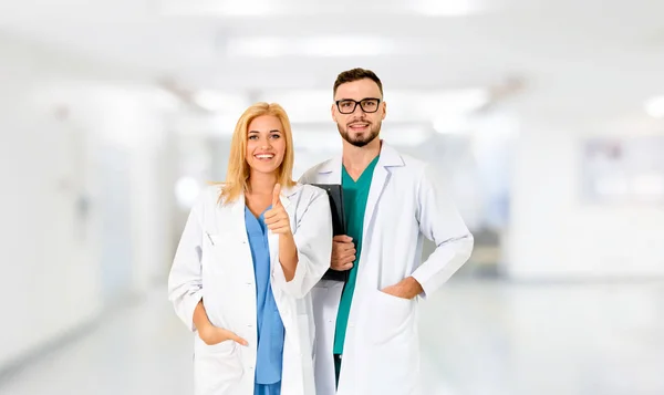 Médicos que trabajan con un colega en el hospital. —  Fotos de Stock