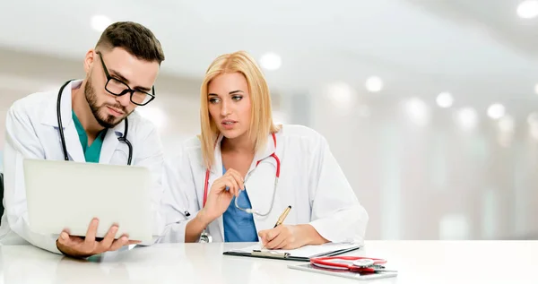 Лікарі, що працюють з ноутбуком у лікарні . — стокове фото