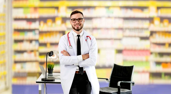 Farmacista in piedi in sala farmacia . — Foto Stock