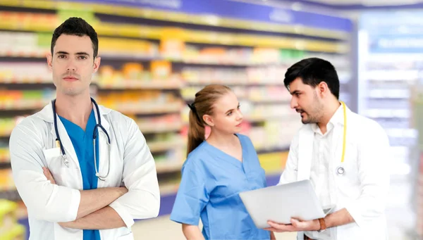 Doctor working in hospital with other doctors. — Stock Photo, Image