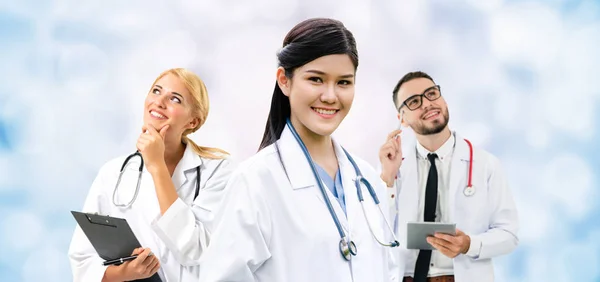 Arzt arbeitet im Krankenhaus mit anderen Ärzten zusammen. — Stockfoto