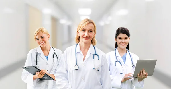 Médico que trabalha no hospital com outros médicos . — Fotografia de Stock