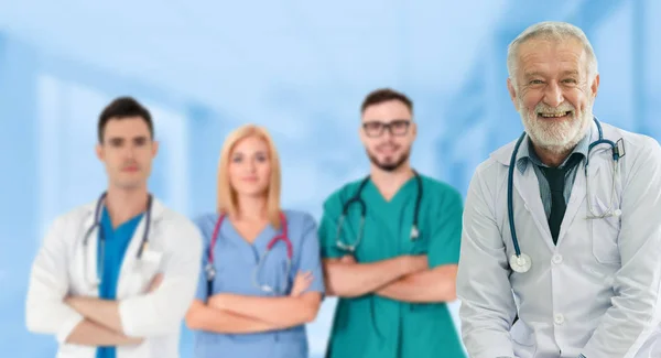 Dokter werkzaam in het ziekenhuis met andere artsen. — Stockfoto
