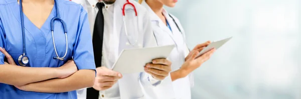 Doctor working in hospital with other doctors. — Stock Photo, Image