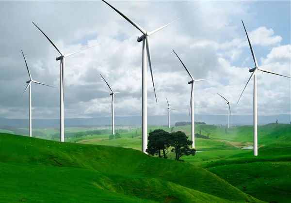 Granja de aerogeneradores en hermoso paisaje natural . — Foto de Stock