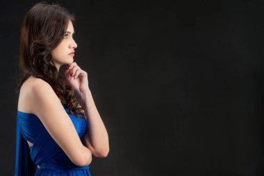 Mavi elbiseli güzel kadın model.