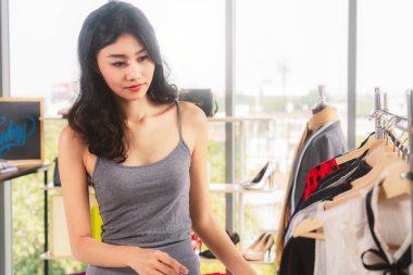 Alışveriş merkezinde giysi için güzel kadın dükkanlar