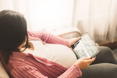 Mutlu hamile bir kadın ve evde bebek bekliyor..