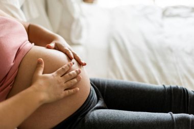 Mutlu hamile bir kadın ve evde bebek bekliyor..