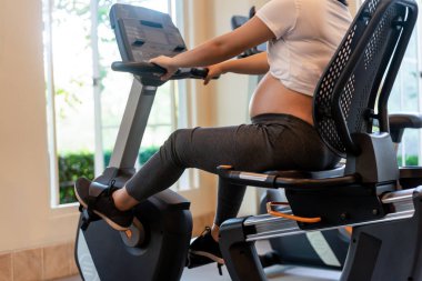 Aktif hamile kadın spor salonu..