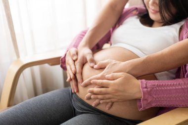 Hamile çift aşkı hisseder ve evde dinlenir..