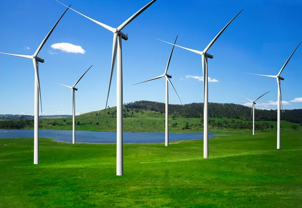Fazenda de turbinas eólicas na bela paisagem da natureza . — Fotografia de Stock