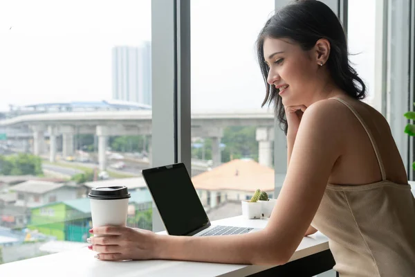 Femme d'affaires utilisant un ordinateur portable au café . — Photo