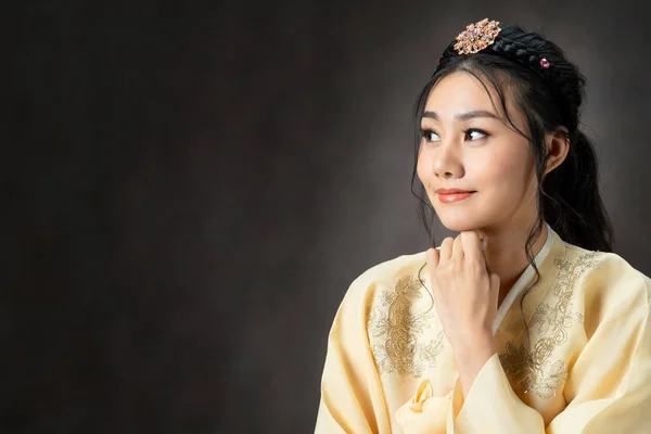 Koreaanse vrouw in traditionele Koreaanse jurk (Hanbok). — Stockfoto