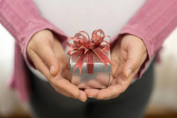 Mulher mão segurando caixa de presente de Natal presente . — Fotografia de Stock