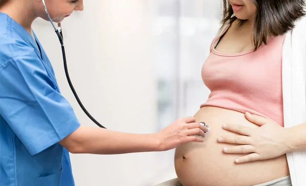 Έγκυος γυναίκα και γυναικολόγος γιατρός στο νοσοκομείο — Φωτογραφία Αρχείου