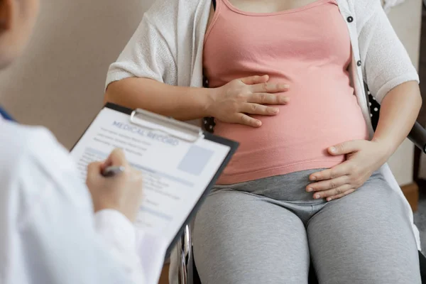 Zwangere vrouw en gynaecoloog arts in het ziekenhuis — Stockfoto