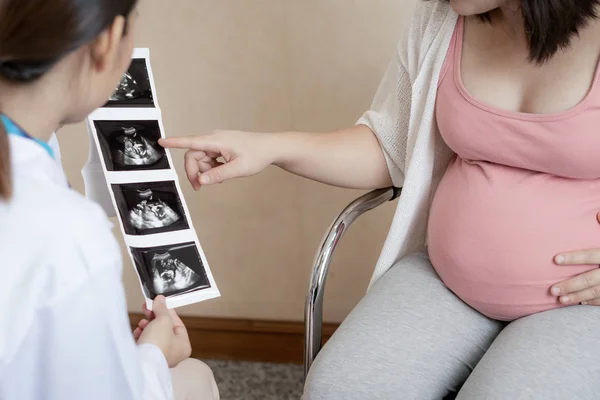 Беременная женщина и врач-гинеколог — стоковое фото