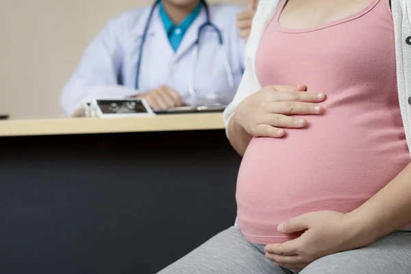 Mujer embarazada y médico ginecólogo en el hospital — Foto de Stock