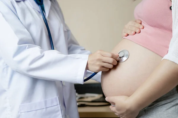 Mujer embarazada y médico ginecólogo en el hospital —  Fotos de Stock
