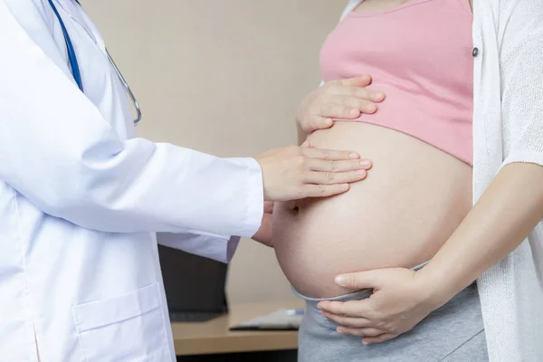 병원에서의 임신부와 산부인과 의사 — 스톡 사진