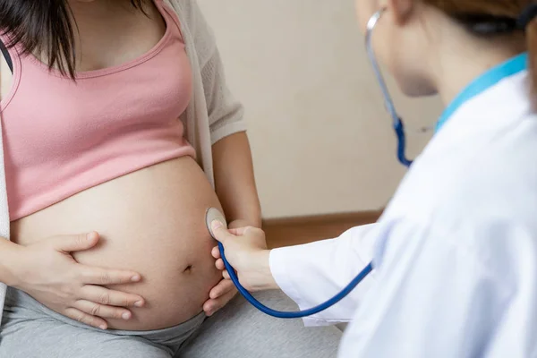 Gravid kvinna och gynekolog doktor vid sjukhuset — Stockfoto