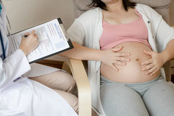 Gravid kvinna och gynekolog doktor vid sjukhuset — Stockfoto