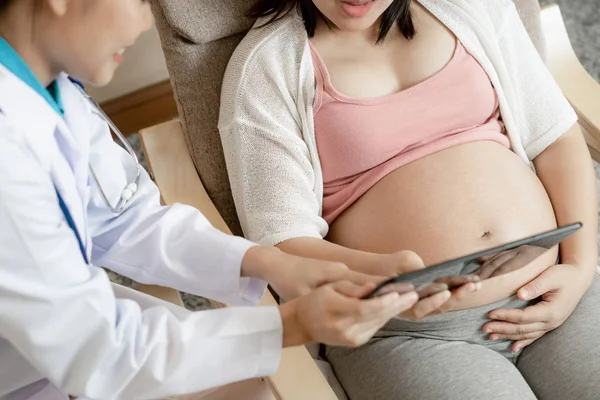 Donna incinta e ginecologo medico presso l'ospedale — Foto Stock