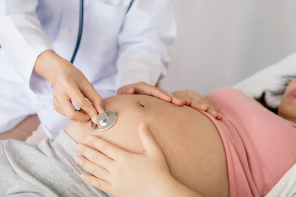 Donna incinta e ginecologo medico presso l'ospedale — Foto Stock