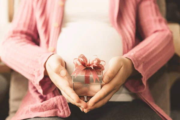 Mujer embarazada feliz y esperando un bebé en casa. — Foto de Stock