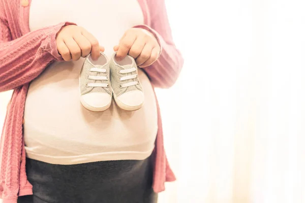 Mujer embarazada feliz y esperando un bebé en casa. — Foto de Stock