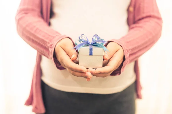 Mulher grávida feliz e esperando bebê em casa. — Fotografia de Stock