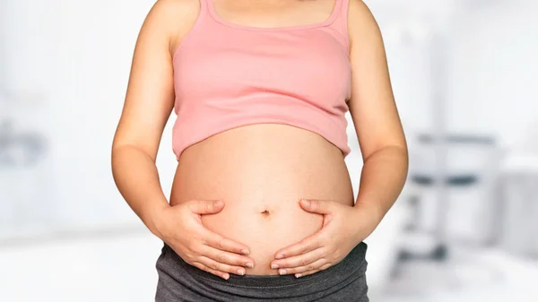 Беременная женщина на обследовании в больнице . — стоковое фото