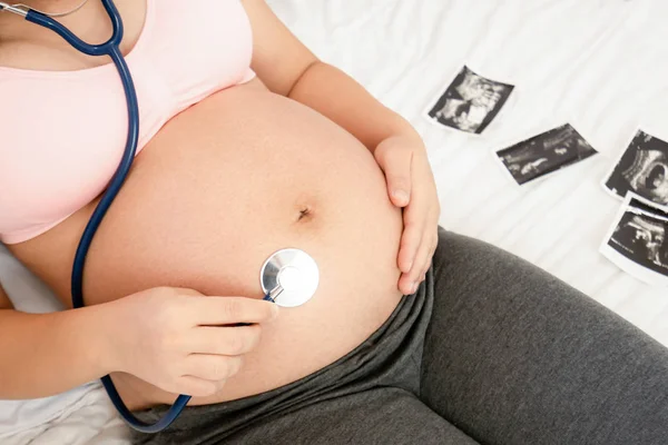 Mulher grávida feliz e esperando bebê em casa. — Fotografia de Stock