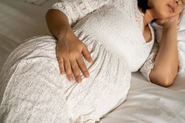 Щаслива вагітна жінка і очікування дитини вдома . — стокове фото