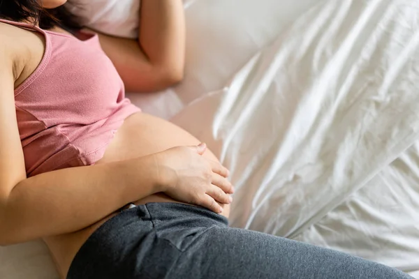 Mujer embarazada feliz y esperando un bebé en casa. — Foto de Stock