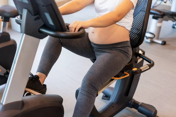 Active pregnant woman exercise in fitness center. — Stock Photo, Image