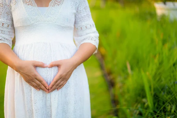 妊娠中の女性は庭の家で幸せ. — ストック写真