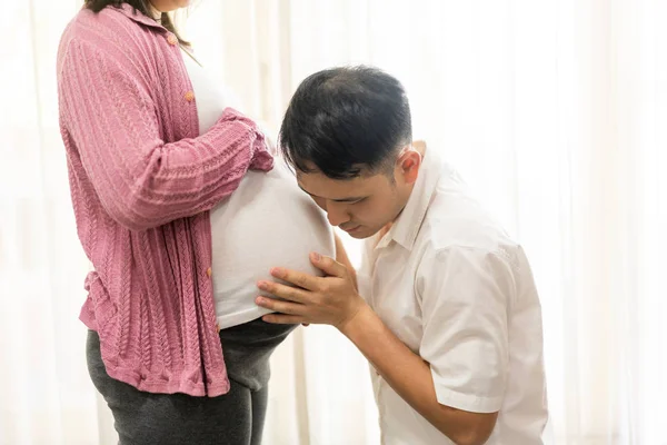 Pregnant couple feels love and relax at home. — Stock Photo, Image