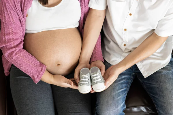 Coppia incinta si sente l'amore e rilassarsi a casa. — Foto Stock