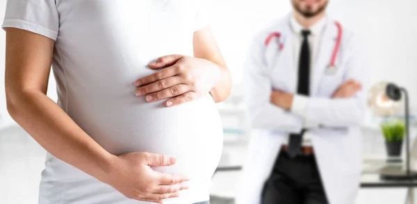 Mujer embarazada y médico ginecólogo en el hospital —  Fotos de Stock