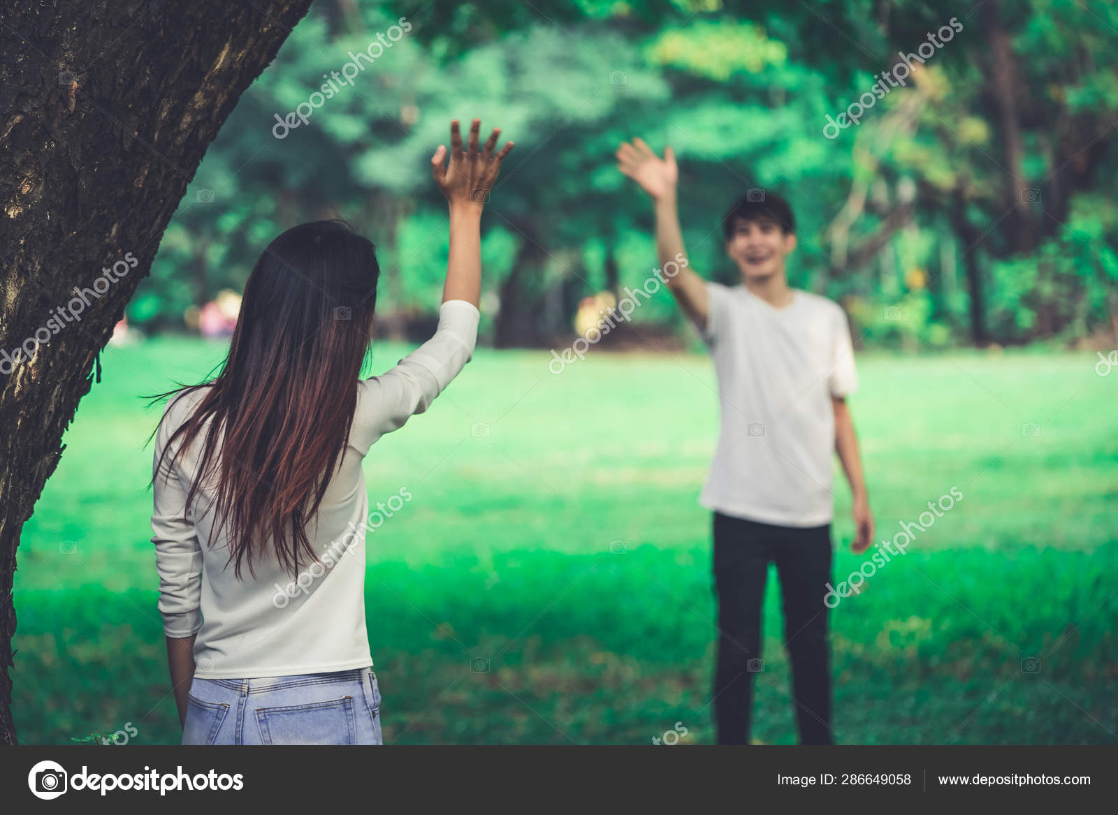 Pessoas cumprimentando ou dizendo adeus acenando as mãos . — Foto ©  BiancoBlue #286649058, image size:1600x1167