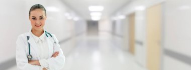 Hastane ofisinde çalışan kadın doktor..