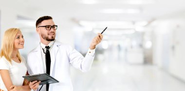 Hasta boş kopya alanı işaret eden doktor.