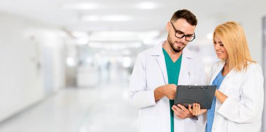 Doktorlar iş arkadaşlarıyla hastanede çalışıyorlar..