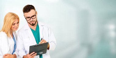 Doktorlar iş arkadaşlarıyla hastanede çalışıyorlar..